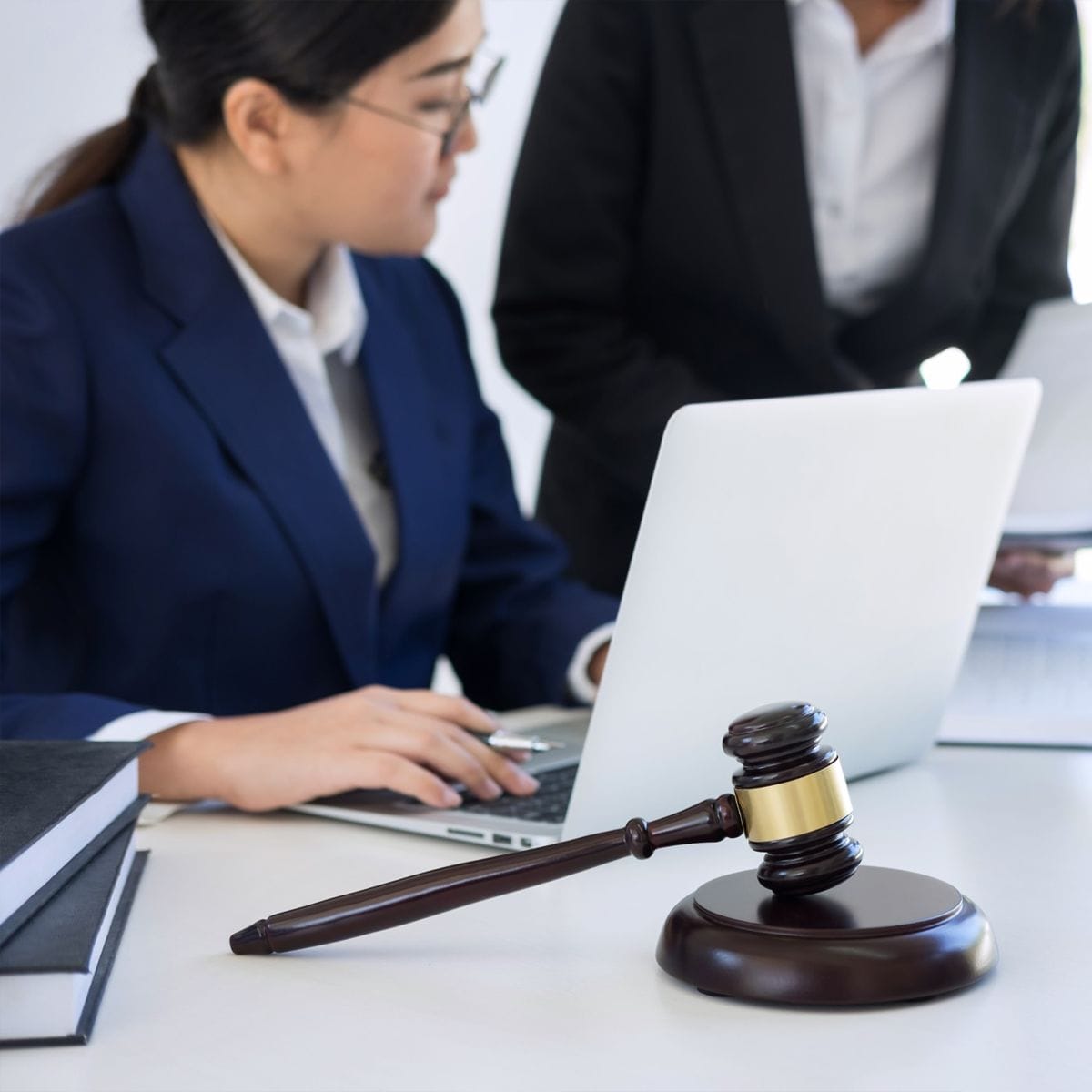 Here is a brief guide of the top 6 steps to take to become a lawyer.